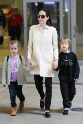 Angelina Jolie - LAX Airport - February 11, 2015 (185xHQ) ZoV2FXSs