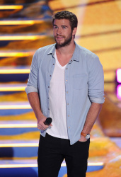 Liam Hemsworth - Teen Choice Awards 2013 at Gibson Amphitheatre (Universal City, August 11, 2013) - 22xHQ AAQfk8mR