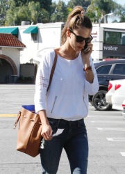 Alessandra Ambrosio - Out and about in Brentwood, 27 января 2015 (33xHQ) AHNOXNdt