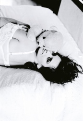 Penelope Cruz - Penelope Cruz - Ellen von Unwerth Photoshoot 2004 for Vogue - 12xMQ AHuFfQED