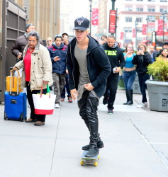 Justin Bieber - Skating in New York City (2014.12.28) - 41xHQ AQ7NU62f