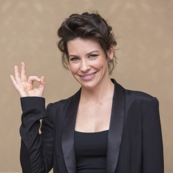 Evangeline Lilly - 'The Hobbit: The Desolation Of Smaug' Press Conference at The Beverly Hilton Hotel on December 3, 2013 in Beverly Hills, California - 12xHQ ASawhfSI