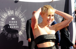 Miley Cyrus - 2014 MTV Video Music Awards in Los Angeles, August 24, 2014 - 350xHQ Az9H48uI