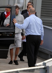 Louis Tomlinson - Arriving into Sydney Airport in Sydney, Australia - February 5, 2015 - 7xHQ B1FqzHdc