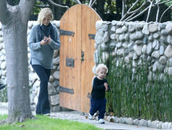 Malin Akerman - Out with her son in LA- February 20, 2015 (25xHQ) BHxwVnG5