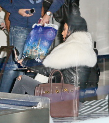 Kim Kardashian & Kanye West - At LAX Airport in Los Angeles, 7 января 2015 (68xHQ) BK9BfVCx