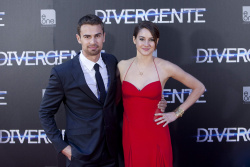 Shailene Woodley, Theo James - на премьере фильма 'Divergent' at Callao Cinema, Мадрид, 3 апреля 2014 (302xHQ) BYJGzd1M