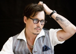 Johnny Depp - "Pirates of the Caribbean: On Stranger Tides" press conference portraits by Armando Gallo (Beverly Hills, May 4, 2011) - 22xHQ BdOm3Bxj