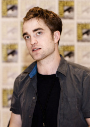 Robert Pattinson - "The Twilight Saga: Breaking Dawn. Part 1" press conference portraits by Armando Gallo (San Diego, July 21, 2011) - 34xHQ BsuSL4GA