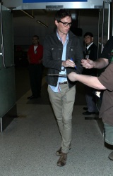 Eddie Redmayne - Arriving at LAX airport with his wife Hannah Bagshawe - February 21, 2015 - 10xMQ C1uavxrG