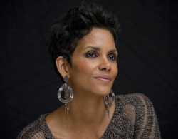Halle Berry - Cloud Atlas press conference portraits by Magnus Sundholm (Beverly Hills, October 13, 2012) - 17xHQ CPVYGgmz