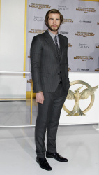Liam Hemsworth, Jennifer Lawrence, Josh Hutcherson - 'The Hunger Games: Mockingjay - Part 1'Los Angeles Premiere at Nokia Theatre L.A. Live, Лос-Анджелес, 17 ноября 2014 (119xHQ) D460vxFY