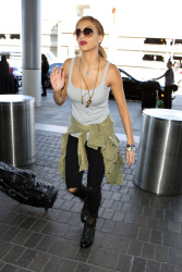 Nicole Scherzinger - at LAX airport in LA - February 24, 2015 (20xHQ) DEm3lE40