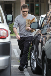 Sam Worthington - looks a bit exhausted as he shops for groceries at his local Pavilions in Malibu - April 24, 2015 - 11xHQ DEyTUMXy