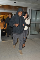 Kanye West - Kim Kardashian и Kanye West - Arriving at JFK airport in New York, 7 января 2015 (63xHQ) DrQWxdrn