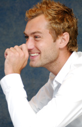 Jude Law - Sky Captain and the World of Tomorrow press conference portraits by Vera Anderson (New York, August 25, 2004) - 8xHQ DtkYgufv