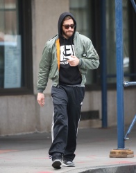 Jake Gyllenhaal - Out & About In New York City 2014.12.01 - 8xHQ DuOS2M9O
