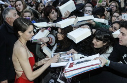 Shailene Woodley, Theo James - на премьере фильма 'Divergent' at Callao Cinema, Мадрид, 3 апреля 2014 (302xHQ) EAOEK1wE