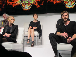 Jennifer Lawrence, Liam Hemsworth, Josh Hutcherson - 'The Hunger Games: Mockingjay - Part 1' Press Conference at Park Hyatt Hotel, Нью-Йорк, 15 ноября 2014 (27xHQ) EB0ZVZbC