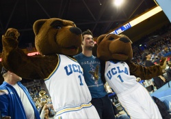 Taylor Lautner at the UCLA vs Gonzaga basketball game (2014.12.13) - 6xHQ EGpx2PKl