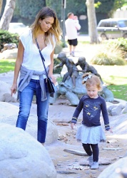 Jessica Alba - Jessica and her family spent a day in Coldwater Park in Los Angeles (2015.02.08.) (196xHQ) EzF0LgXz