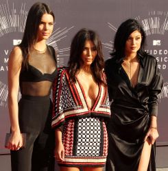Kendall & Kylie Jenner - 2014 MTV Video Music Awards held at The Forum in Inglewood, California - August 24, 2014 - 117xHQ F31vLBsc