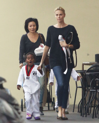 Charlize Theron - spotted taking her son Jackson to his karate class in Los Angeles, California on February 23, 2015 (15xHQ) FKSecczm