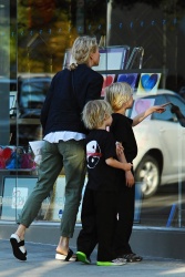Naomi Watts - Taking her son to Karate class in LA - February 25, 2015 (20xHQ) FTrHMe5D