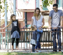 Jessica Alba - Jessica and her family spent a day in Coldwater Park in Los Angeles (2015.02.08.) (196xHQ) FkKZCwbP