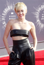 Miley Cyrus - 2014 MTV Video Music Awards in Los Angeles, August 24, 2014 - 350xHQ GCO2CSFi