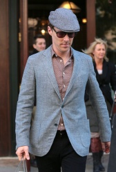 Benedict Cumberbatch - leaving the John Stewart studios in New York City (nov 18, 2014) - 4xHQ GbrRRLZG