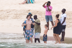 Mark Wahlberg - and his family seen enjoying a holiday in Barbados (December 26, 2014) - 165xHQ GoYTotdw