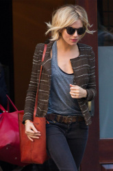 Sienna Miller - is seen leaving her hotel and heading to a business meeting in New York City, 12 января 2015 (21xHQ) GueXbkkt