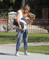 Jessica Alba - Jessica and her family spent a day in Coldwater Park in Los Angeles (2015.02.08.) (196xHQ) HHcfk4GR