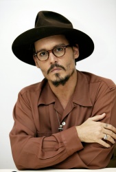Johnny Depp - "Libertine" press conference portraits by Armando Gallo (Hollywood, November 11, 2005) - 5xHQ HVPFjIJO