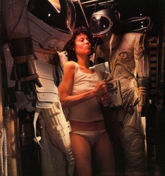 Ian Holm, Sigourney Weaver - постеры и промо стиль к фильму "Alien (Чужой)", 1979 (70хHQ) HnvNGsQJ