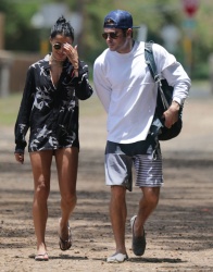 Zac Efron - Zac Efron & Sami Miró - going for a stroll to the beach in Oahu, Hawaii, 2015.05.30 - 16xHQ HolTYLWY