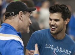 Taylor Lautner - Taylor Lautner at the UCLA vs Gonzaga basketball game (2014.12.13) - 6xHQ I6AhyUlp