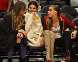 Cara Delavingne, Kendall Jenner and Khloe Kardashian - At the Basketball game, 7 января 2015 (23xHQ) ITycQJSS