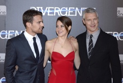 Theo James - Shailene Woodley, Theo James - на премьере фильма 'Divergent' at Callao Cinema, Мадрид, 3 апреля 2014 (302xHQ) Iepr3MXe
