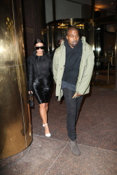 Kim Kardashian and Kanye West - Out and about in New York City, 8 января 2015 (54xHQ) Inwm2n11