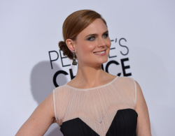 Emily Deschanel - 40th Annual People's Choice Awards at Nokia Theatre L.A. Live in Los Angeles, CA - January 8. 2014 - 137xHQ IuNM6qDc