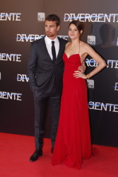 Theo James - Shailene Woodley, Theo James - на премьере фильма 'Divergent' at Callao Cinema, Мадрид, 3 апреля 2014 (302xHQ) IwacQxDp