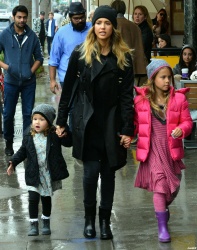 Jessica Alba - Shopping with her daughters in Los Angeles, 10 января 2015 (89xHQ) JSNzPSCt