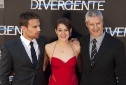 Shailene Woodley, Theo James - на премьере фильма 'Divergent' at Callao Cinema, Мадрид, 3 апреля 2014 (302xHQ) JfaUJvaB