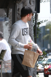 Robert Pattinson - Robert Pattinson - grabs a healthy lunch from organic eatery, T Cafe Organic - June 5, 2015 - 13xHQ JuICC5Ui