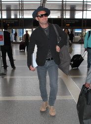 Jude Law - Arriving at LAX - April 24, 2015 - 23xHQ K3kfDXz5