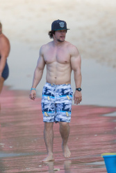 Mark Wahlberg - and his family seen enjoying a holiday in Barbados (December 26, 2014) - 165xHQ K9LER2Me