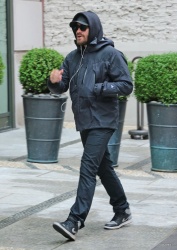 Jake Gyllenhaal - Out & About In New York City 2015.06.01 - 22xHQ KdANPa5x