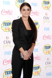 Selena Gomez - At the FOX's 2014 Teen Choice Awards, August 10, 2014 - 393xHQ KdME9vGl